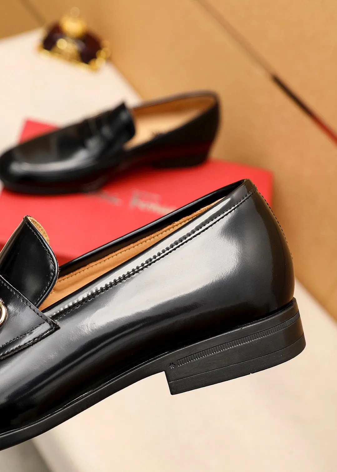 Men's shoes 💰480 💐 Product trademark: Ferragamo "Ferragamo" casual leather shoes Regular size: 38-44 (45🉑️customized) Product materials: Selected imported first-layer open-edge beaded cowhide upper + luxury hardware buckle, imported water-dyed cowhide leather lining. Strong three-dimensional visual effect, original rubber outsole Color: 3⃣️seed leather materials available